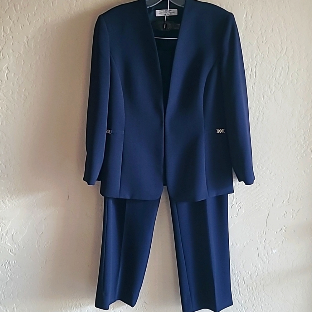 TAHARI Navy Pant Suit 10 Petite